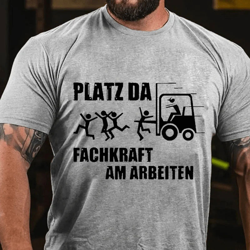 Platz Da Fachkraft Am Arbeiten T-Shirt