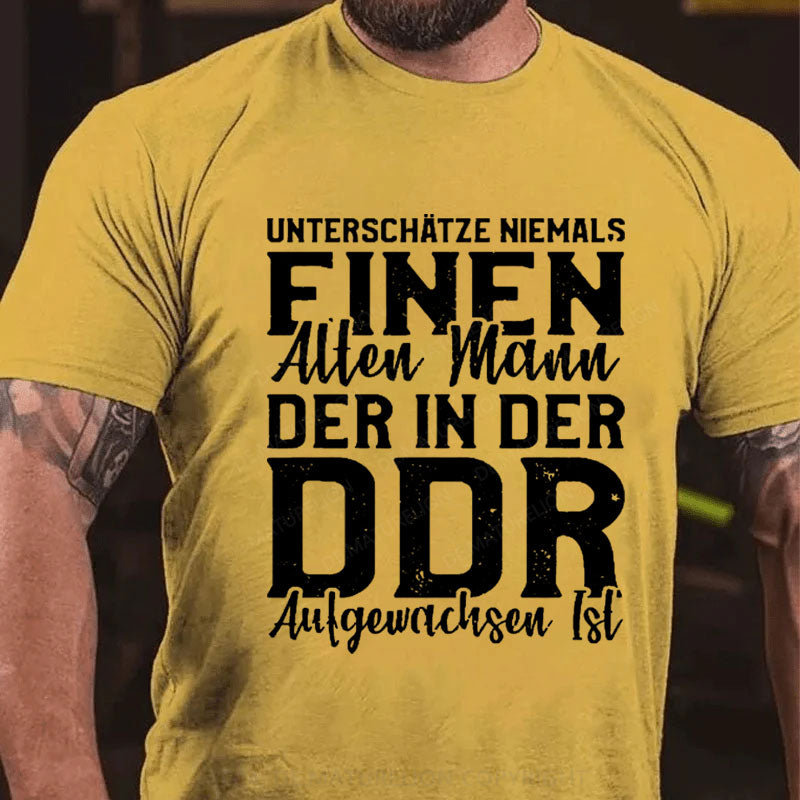 Unterschätze Niemals Einen Alten Mann Der In Der DDR Aufgewachsen ist T-Shirt