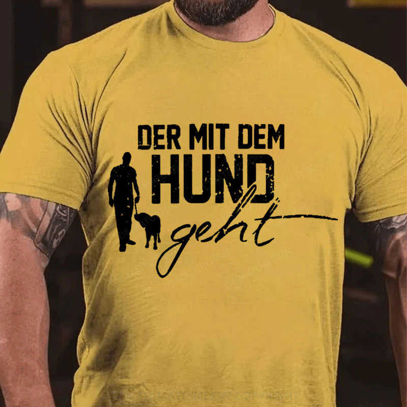 Der mit dem Hund geht T-Shirt