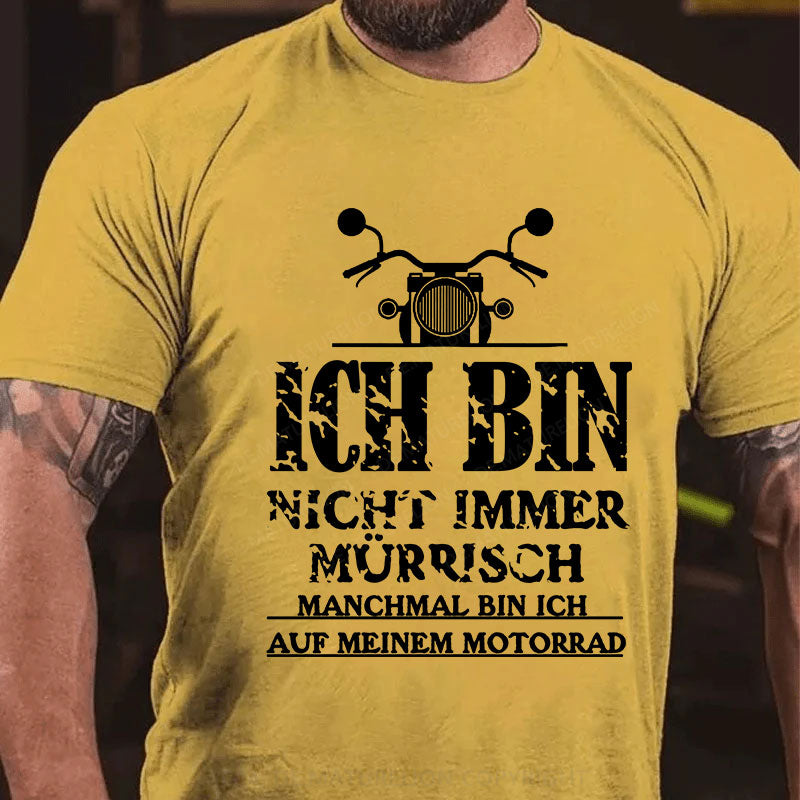 Ich bin nicht immer mürrisch. Manchmal bin ich auf meinem Motorrad T-Shirt