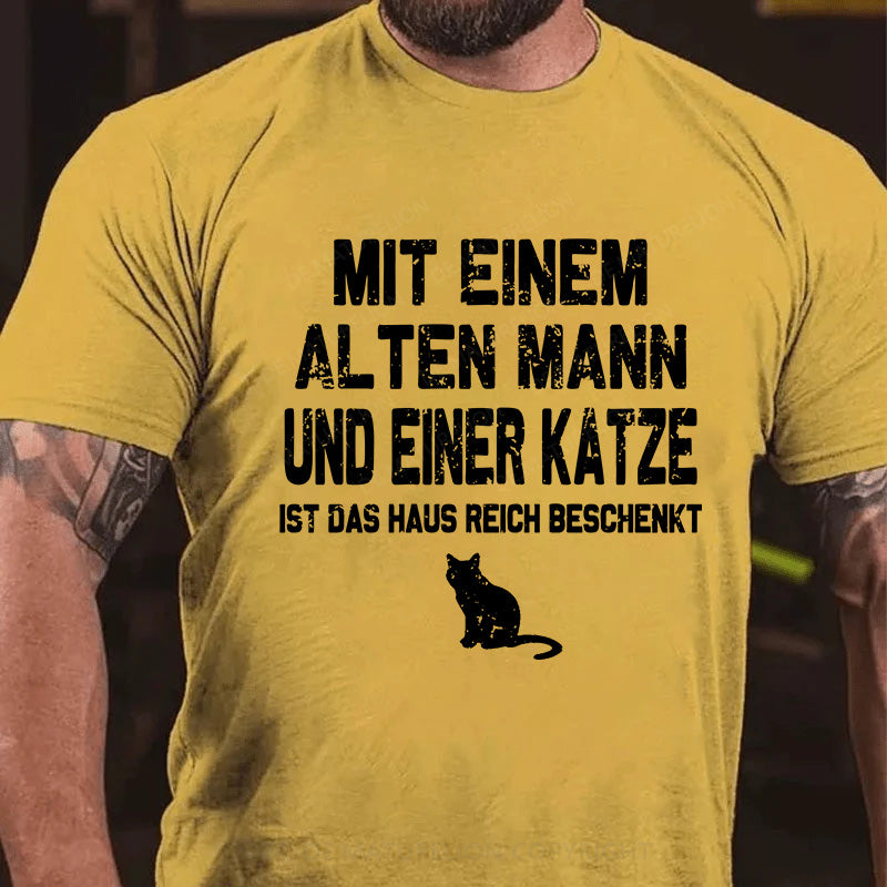 Mit einem alten Mann und einer Katze ist das Haus reich beschenkt T-Shirt