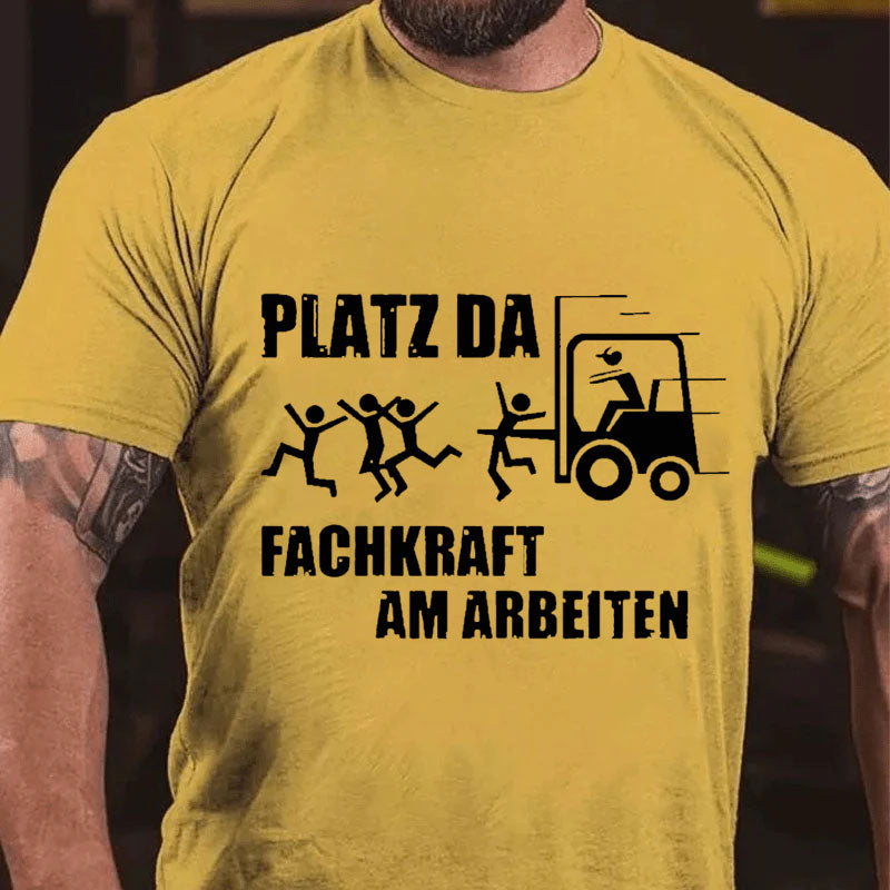 Platz Da Fachkraft Am Arbeiten T-Shirt