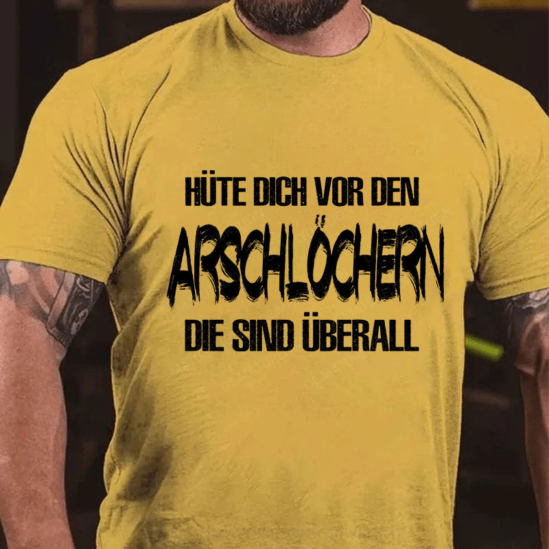 Hüte Dich Vor Den Arschlöchern Die Sind Überall T-Shirt