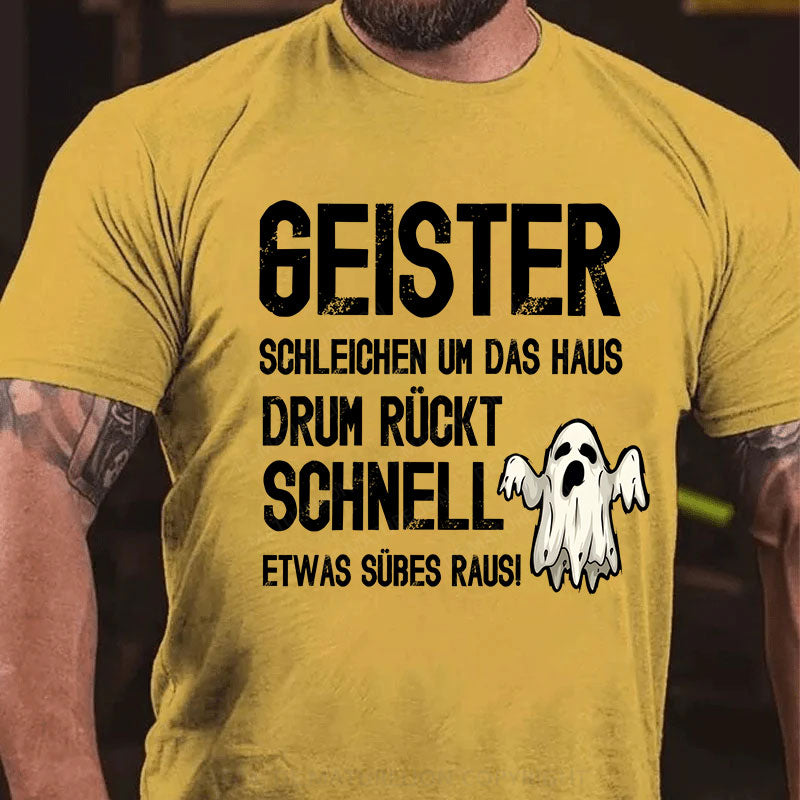 Geister schleichen um das Haus, drum rückt schnell etwas Süßes raus! T-Shirt