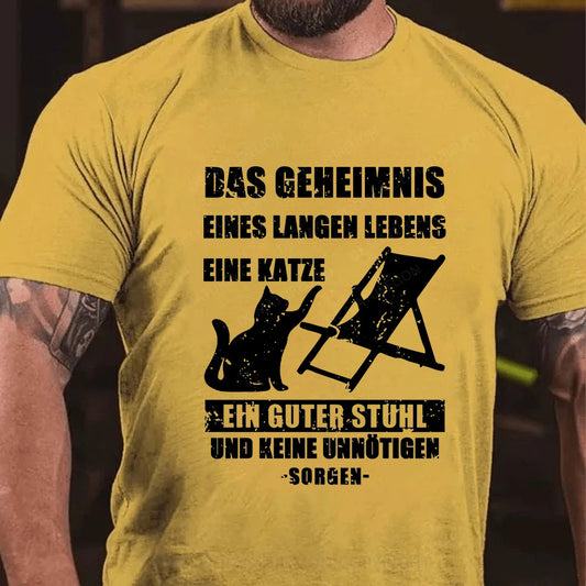 Das Geheimnis eines langen Lebens: eine Katze, ein guter Stuhl und keine unnötigen Sorgen T-Shirt