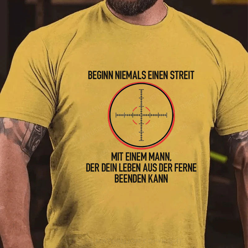 Beginnen Sie niemals einen Streit mit einem Mann, der Ihr Leben aus der Ferne beenden kann T-Shirt