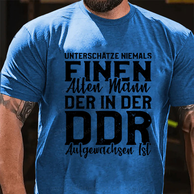 Unterschätze Niemals Einen Alten Mann Der In Der DDR Aufgewachsen ist T-Shirt