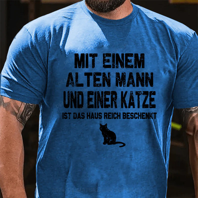Mit einem alten Mann und einer Katze ist das Haus reich beschenkt T-Shirt