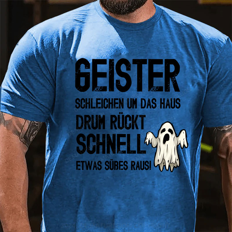 Geister schleichen um das Haus, drum rückt schnell etwas Süßes raus! T-Shirt