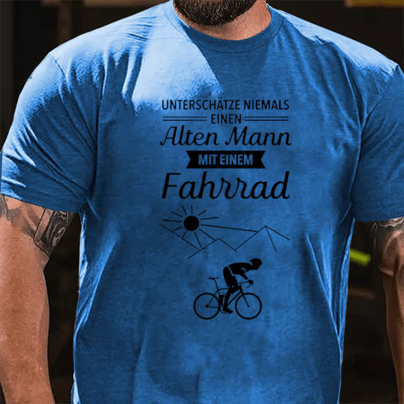 Unterschätze niemals einen alten Mann mit Fahrrad T-Shirt