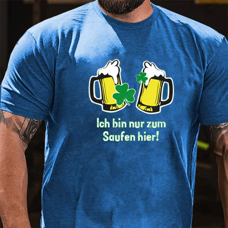 Ich Bin Nur Zum Saufen Hier T-Shirt