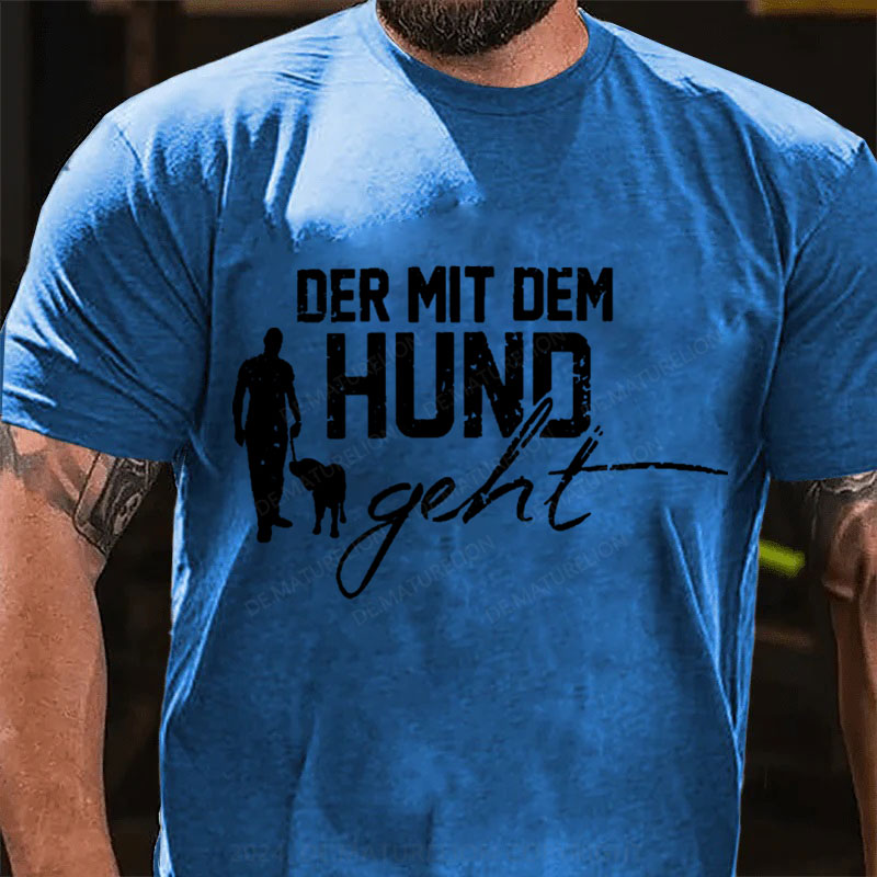 Der mit dem Hund geht T-Shirt