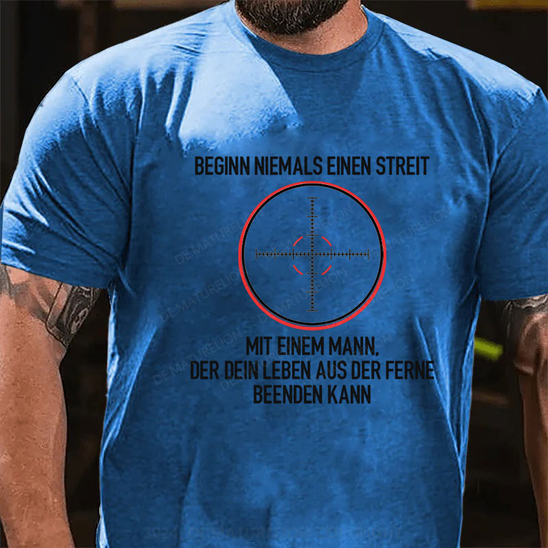 Beginnen Sie niemals einen Streit mit einem Mann, der Ihr Leben aus der Ferne beenden kann T-Shirt